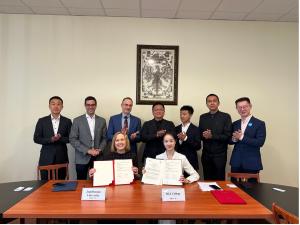 El Dr. Yin Ye, director ejecutivo de BGI Group (centro, última fila) y otros presenciaron la firma de un memorando de cooperación estratégica.