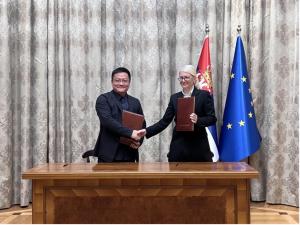 Yin Ye, CEO der BGI Group (links), unterzeichnete eine Kooperationsvereinbarung mit Jelena Begović, Ministerin für Wissenschaft und technologische Entwicklung und Innovation Serbiens.