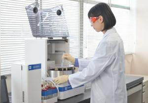 NIC RA-7000 automatic mercury measurement instrument with operator.