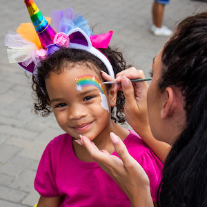 Yombu face-painter in action
