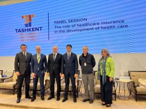 Vang Jian (o'ngdan ikkinchi) davra suhbati ishtirokchilari bilan BGI Group bilan tanishtirdi va BGI tajribasi bilan o'rtoqlashdi.