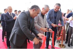 Vang Jian nutq so'zlash va yangi qurib bitkazilgan Yoshlar innovatsion sanoat parki uchun lentani kesish uchun taklif qilindi.