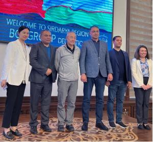 Sirdaryo viloyati hokimi Akmal Mahmudaliev (o'ngdan uchinchi) bilan uchrashdi.