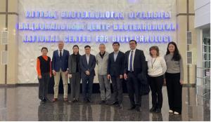 Van Jian va uning jamoasi Qozog‘istondagi Milliy biotexnologiya markaziga tashrif buyurdi.