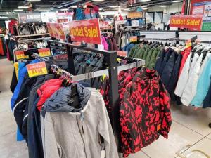 Skiing Clothes Market