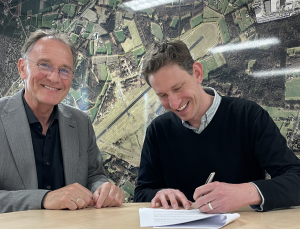 Jan Schuring, CEO of Twente Airport, and Josef Mouris, CEO of ELECTRON aviation, signing Letter of Intent