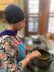 Meri Bebe Head Chef Preparing a vegetarian Curry