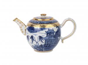 Chinese Export blue and white Nankin teapot, possibly from the Qianlong Period (1735-1796).