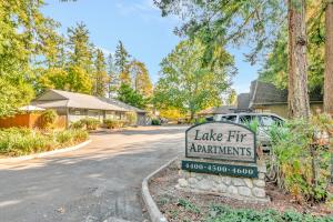 Lake Fir Apartments Exterior