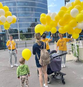 Scientology volunteers distributing balloons on Children's Day
