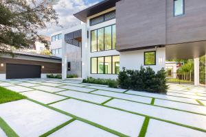 Modern multi-family building with large floor plans to accommodate multiple roommates