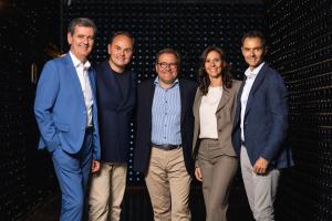 cinq personnes dans une cave