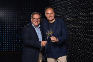 deux hommes dans une cave
