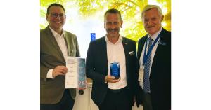 An image of the Secretary General of WPO, the CEO of AirWave-Floeter, and the President of WPO posing with AirWave-Floeter's awards.