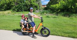 Happy-family-ride-with-HovCart