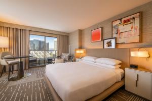 hilton-san-diego-gaslamp-quarter-newly-remodeled-deluxe-view-king-room