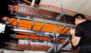 Fire-resistant cable installation in construction