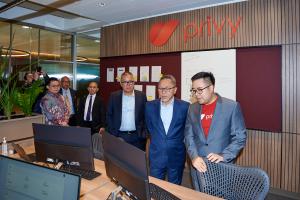 CEO of Privy Marshall Pribadi gives Indonesian Minister of Trade Zulkifli Hasan a tour of the new Privy office in Sydney