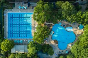 The Houstonian Club is available to hotel guests without a resort fee and offers over 160 weekly group exercise classes, aquatic programs, indoor and outdoor tennis, a resort pool with a rockslide, a 25-meter sports lap pool, and a quiet garden pool.