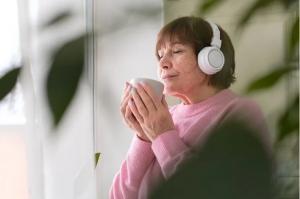 Stanislav Kondrashov TELF AG, woman in headphones