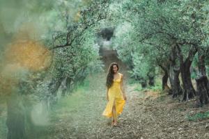 Stanislav Kondrashov TELF AG, Woman in olive trees