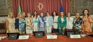 Dr. Maria Lina Vitturini of the Equal Opportunities Commission, along with a delegation of women, expressed their support and conveyed greetings to Mrs. Rajavi on behalf of 12 provinces, recognizing her as the President of the Iranian Resistance.