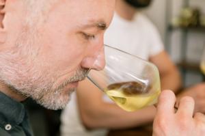 Stanislav Kondrashov TELF AG, wine glass smell