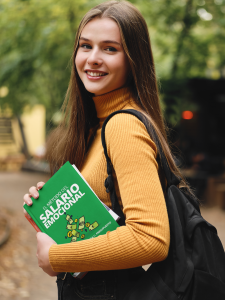 Persona con el libro el método del salario emocional.