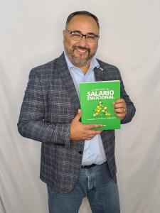 Dr. Jaime Leal con el libro el método del salario emocional.