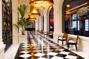 Perhaps the most striking restoration is Peacock Alley in the West Loggia, the grand promenade originally designed for visitors wearing their finest clothes on the way to dinner or a music event. Not seen at the hotel in over 70 years, Peacock Alley is no