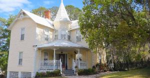 Haunted House in Florida Earns a Starring Role in New Movie ‘The Clock’