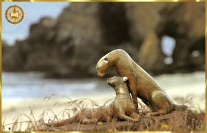 Picture of Cheetah Couple sculpture seating on the beach by Loet Vanderveen