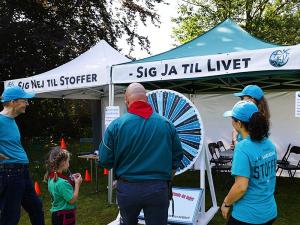 Volunteers brought their Say No to Drugs—Say Yes to Life booth to a health festival in Greve, a municipality near Copenhagen, to raise awareness of the danger of experimenting with drugs.