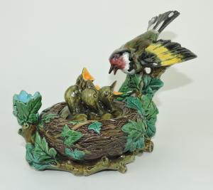 This Minton majolica trinket box, circa 1875, modeled as a bird’s nest, with a single leafage posy holder and a large mother goldfinch looking down on hungry hatchlings, made $13,530.