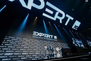 Imagem da Expert XP - pessoas no palco do evento