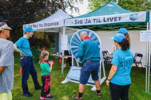 Scientology volunteers at Health Fair in Denmark do their part before International Overdose Awareness Day