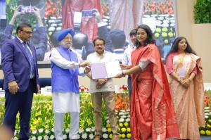 Seven Sarees Founder honoured by Central Minister Hon’ble Shri Hardeep Singh Puri, for contribution to Nation Building