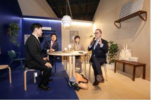 Mayor Kang Ki-Jung, Director Song Jin-hee of GIDP, and honorary ambassador Ji Seok-jin met with Pekka Metso, the Ambassador of Finland to South Korea, at the Gwangju Biennale Exhibition Hall to discuss strengthening friendly relations. | Photo - AVING News