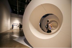 Visitors are viewing the exhibition artworks. The main artwork in this photo is a line of white doughnut-shaped structures aligned to resemble a wormhole. | Photo - AVING News