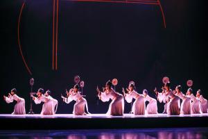 The production of Mulan includes 45 dancers, with choreography by Zhou Liya and Han Zhen, critically acclaimed creators in China’s dance world.