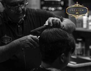 Barbering Experience with Premium Barbershop’s Expert Hot Towel Techniques