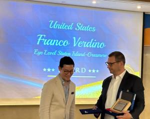 John Kim, global managing director of Eye Level Learning franchiser Daekyo, congratulates franchise operator Franco Verdino while presenting the New York businessman with the Eye Level Franchise Excellence Award during a ceremony in Seoul, Korea.