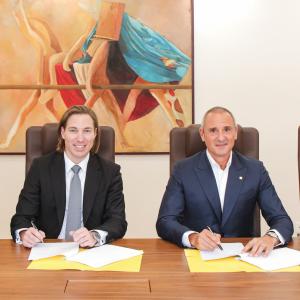 Rauva CEO Jon Fath (left) signs deal with Banco Empresas Montepio