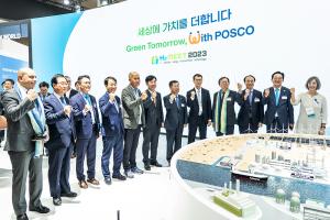 A commemorative photo of special attendees at the POSCO booth of H2 MEET 2023 at KINTEX on the opening day. | Photo by AVING News