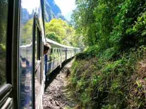 Tren en Viaje a Perú destino Machu Picchu