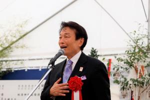 Mr. Nambu greeting the crowd
