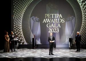 Ted Brandsen receiving the Diamond Award on behalf of the Dutch National Ballet. Photo by Jack Devant