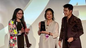 Ankie Lau receiving the award by the hands of international Hollywood film Director Joyce Chow and Sir Daniel Winn