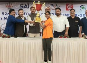 Shubhi Gupta lifting the U19 Girls Chess Champion trophy