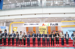 The tape-cutting session at the opening ceremony of the 2023 Gwangju ACE Fair | Photo by AVING News